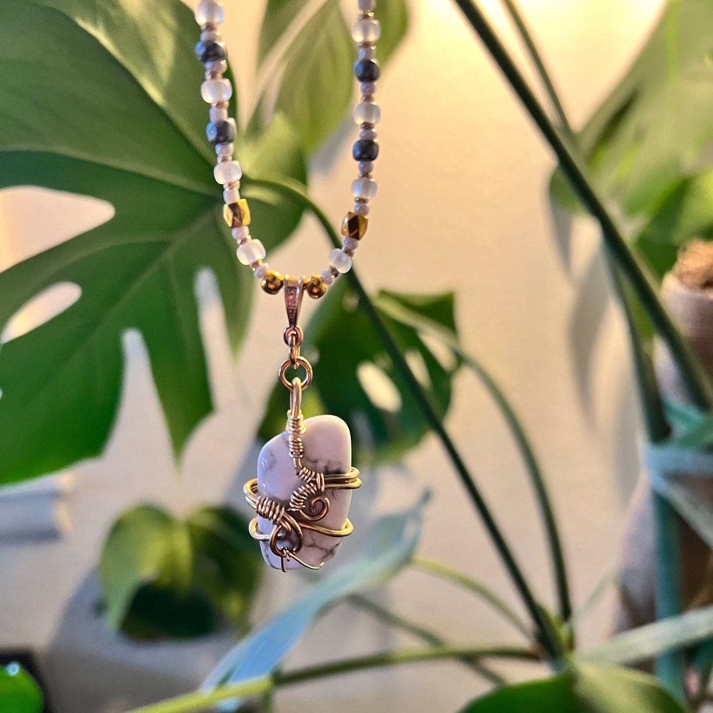Collana con filo avvolto in Howlite