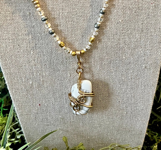 Collana con filo avvolto in Howlite