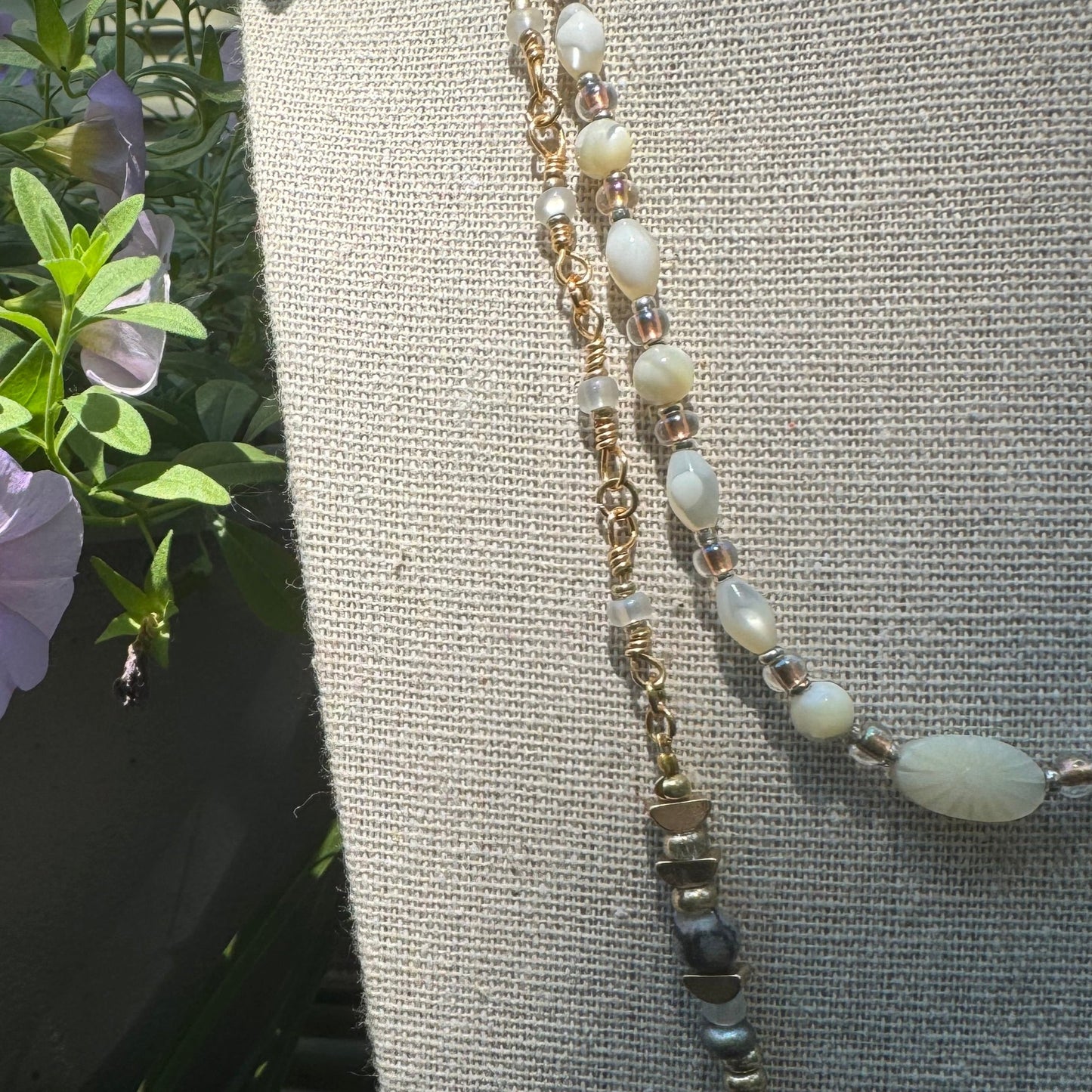 Collana con filo avvolto in Howlite